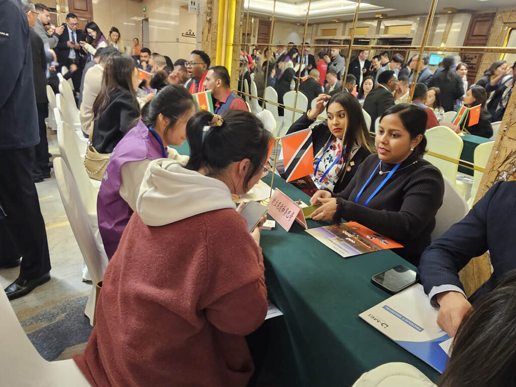 Hengze Steel staff communicating with customers at trade show