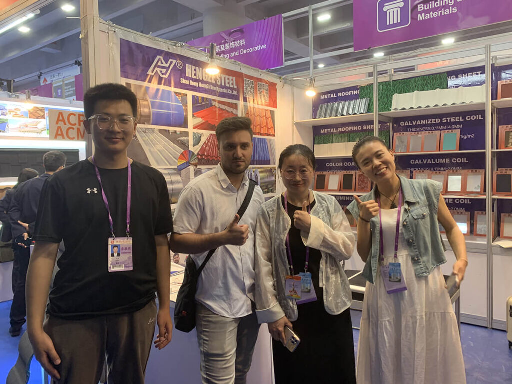Hengze Steel staff communicating with customers at trade show2
