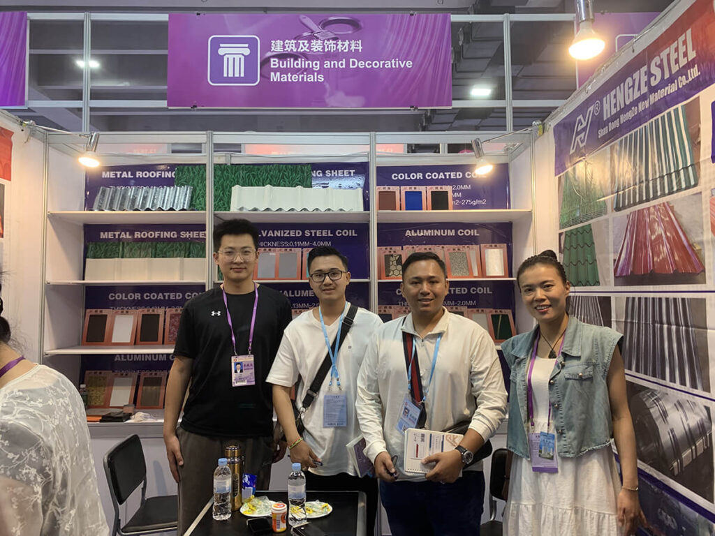 Hengze Steel staff communicating with customers at trade show3