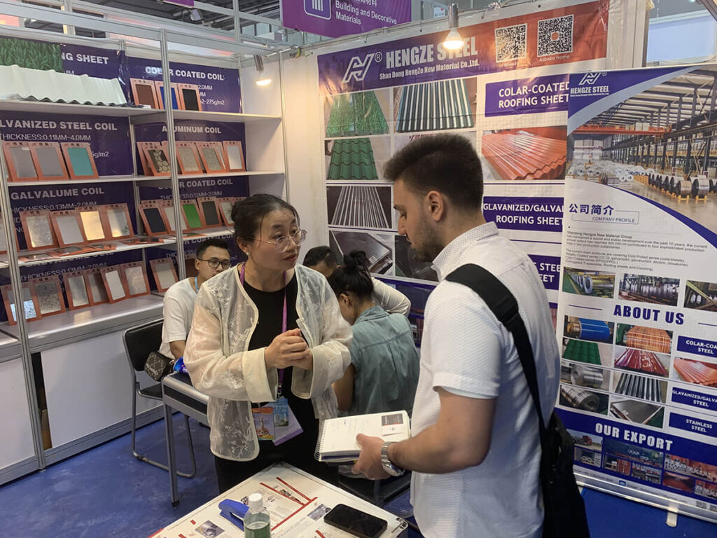 Hengze Steel staff communicating with customers at trade show4