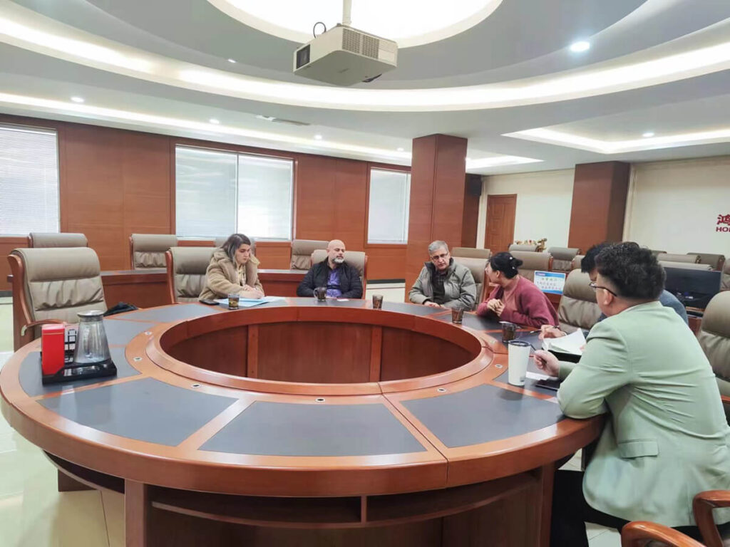 Hengze Steel staff meeting clients in factory conference room